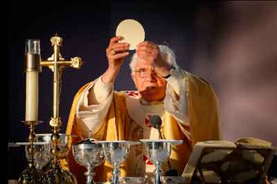 Benedict-XVI-celebrates-Mass-in-Scotland-9-17-10